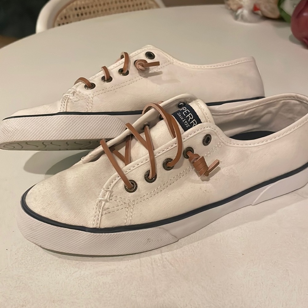 Size 7 white and navy sperrys- no tie